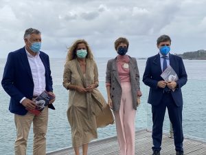 alcalde de Sanxenxo, Telmo Martín, y el presidente de SEGITTUR, Enrique Martínez, acompañados por la directora de Turismo de la Xunta, Nava Castro, y la presidenta de la Diputación de Pontevedra, Carmela Silva